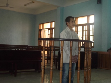 Yêu râu xanh trước vành móng ngựa